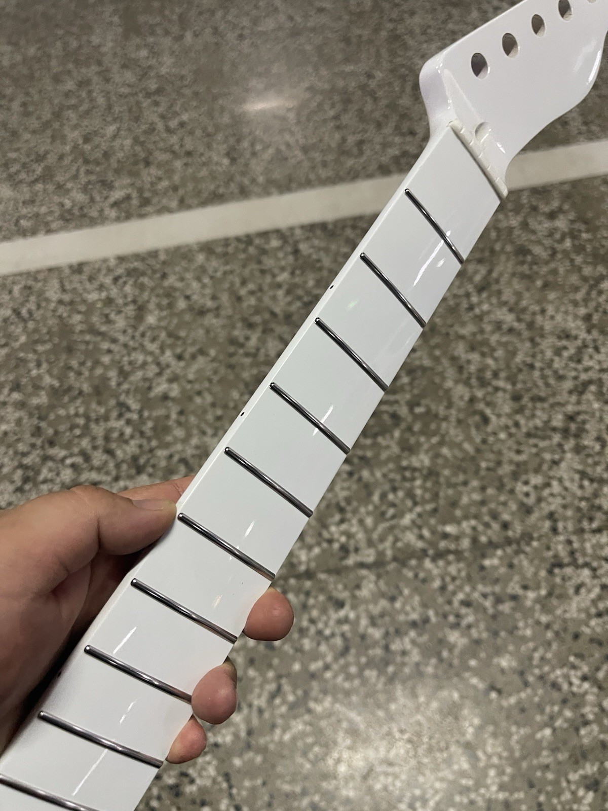 Round stainless steel 22 frets White gloss finish Maple electric guitar neck