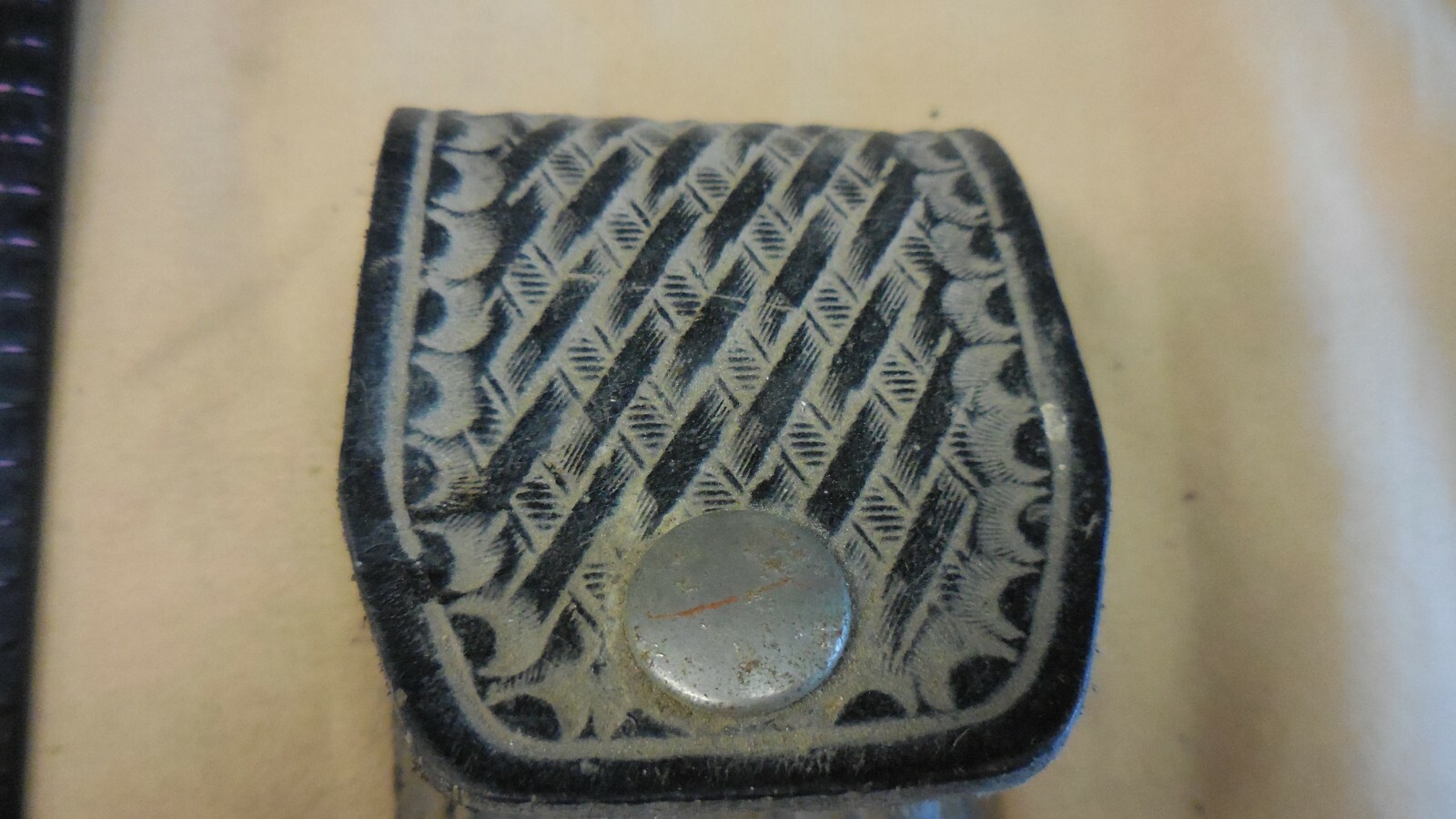 LEATHER KNIFE HOLDER BELT LOOP TOOLED