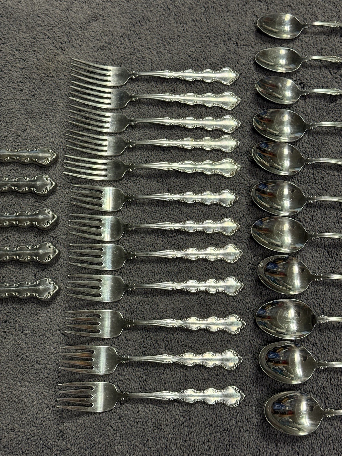Oneida Deluxe Stainless Flatware Mozart Pattern - 28 Pieces✅