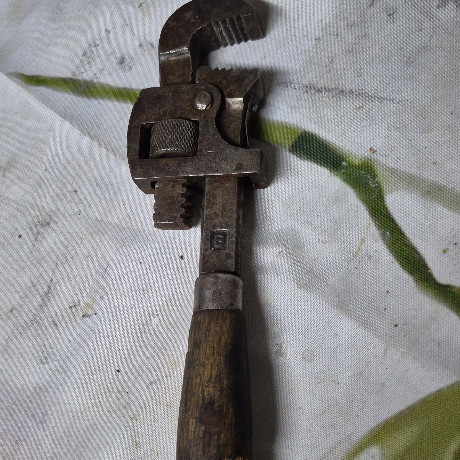 Adjustable Pipe Wrench Wooden Handle Steel Non-Ratcheting Brown Silver
