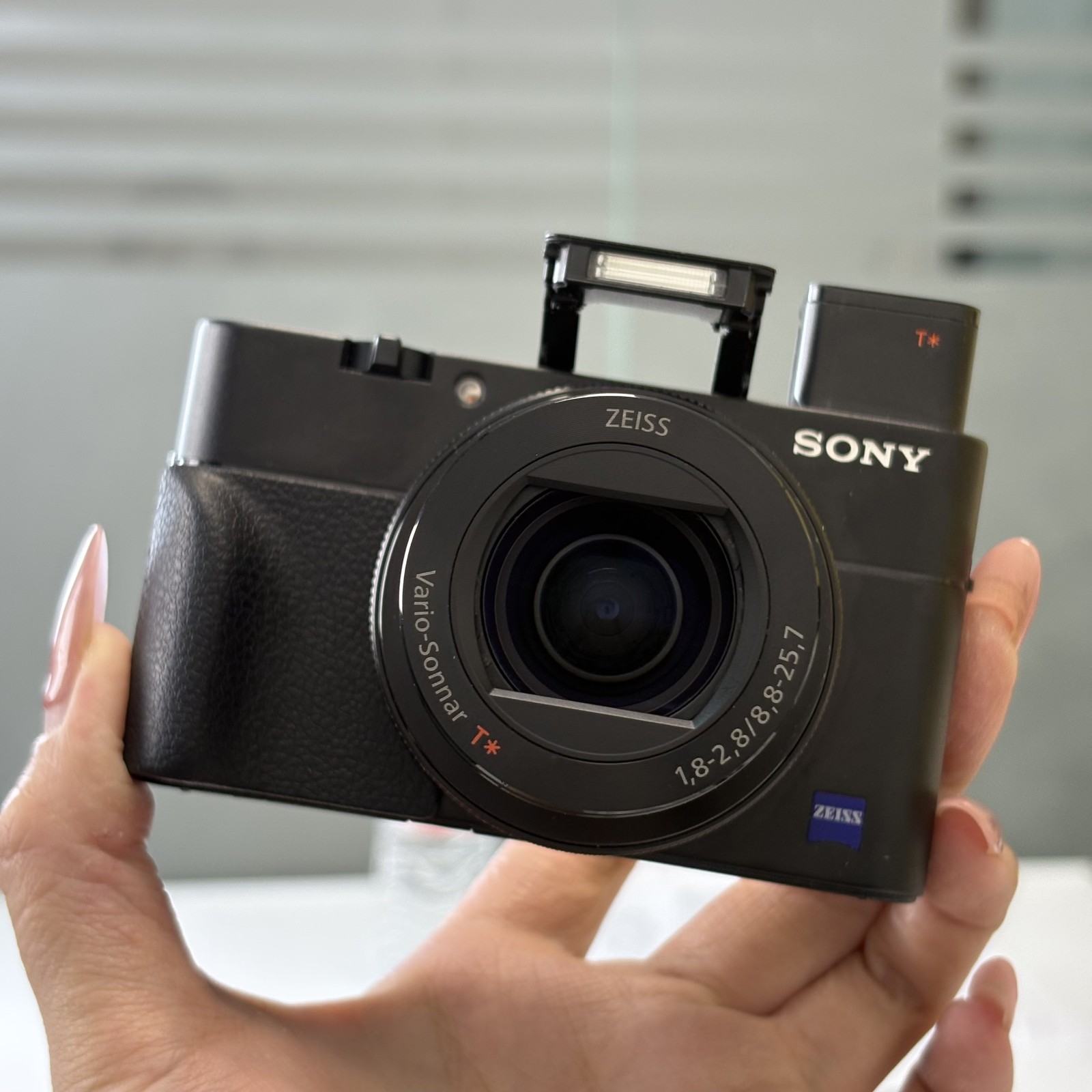 Sony Cyber-Shot RX100 VA 20.1 MP 2.9x Zoom DSC-RX100 M5A Digital Camera 95% New
