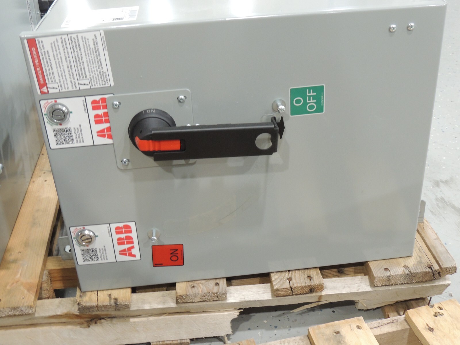 NEW RG4640SJPI ABB GE 400 Amp 600V 3P 4W Busway ReliaGear (Fusible plug-in unit)