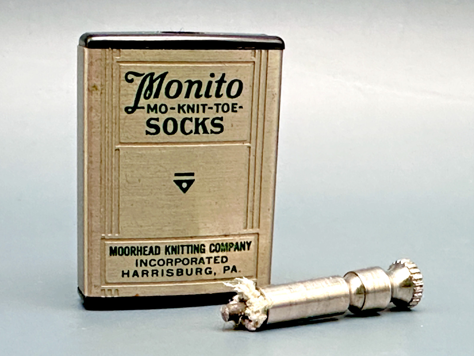 ANTIQUE? MONITO SOCKS MOORHEAD KNITTING CO PA ADVERTISING METAL 2 5/8" MYSTERY