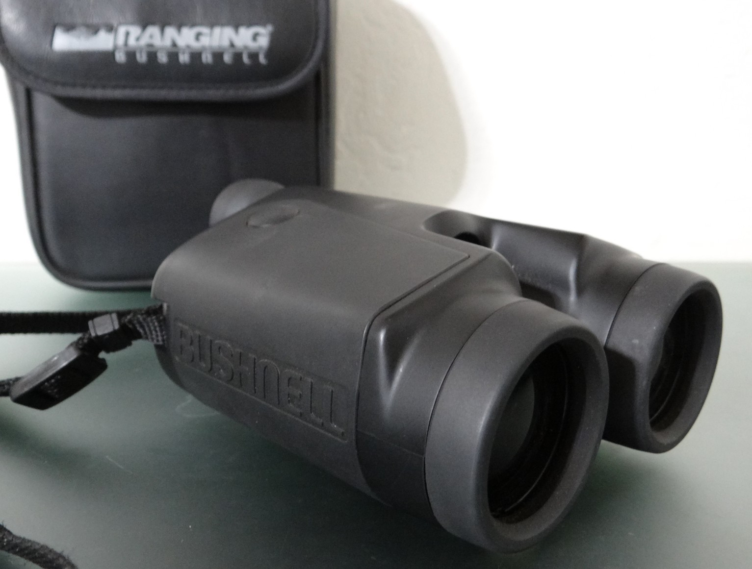 BUSHNELL RANGING RANGEFINDER Model 200400 w/Case - clear view, no fungus, Gr8!