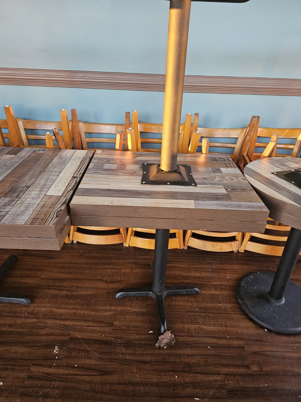 🍽️ 16 Wooden Restaurant Chairs + 6 Mixed-Size Tables – Great Condition! 🍽️