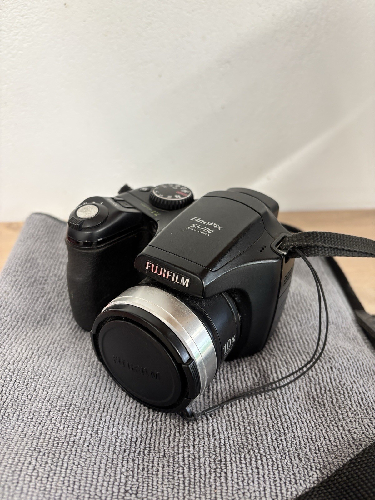 Fujifilm FinePix S Series S5700 7.1MP Digital Camera - Black - READ DESCRIPTION
