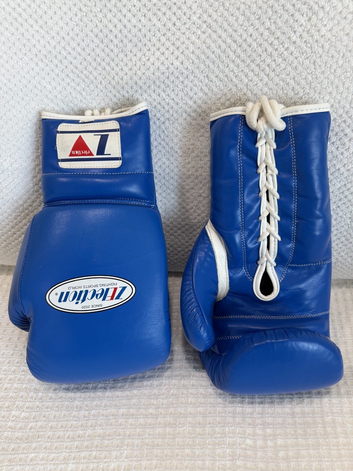 Boxing gloves 14 oz. Made of leather for intense professional training