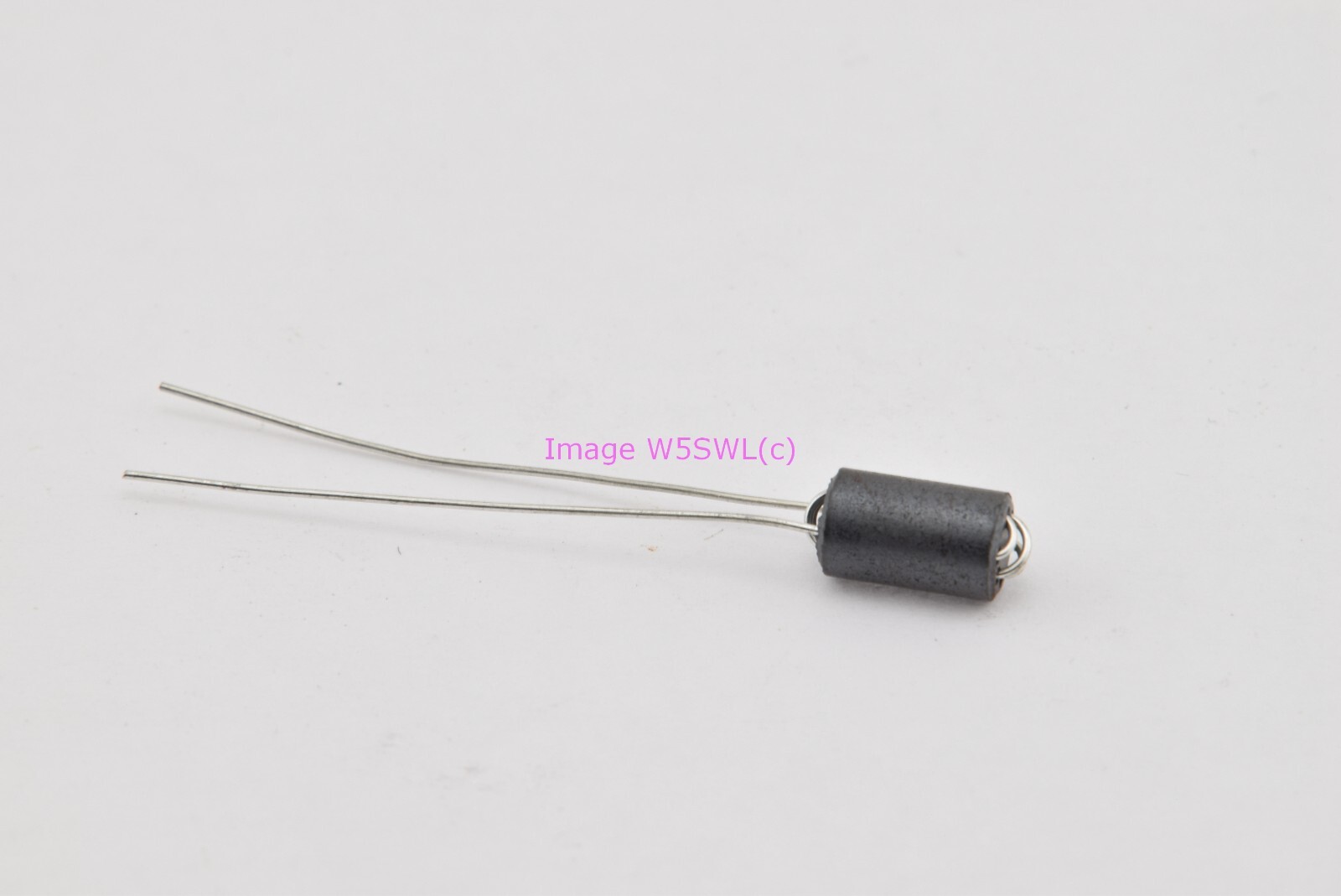 Laird 28C0236 Ferrite Bead Radial Lead 998 Ohms at 100 MHz - Set of 2