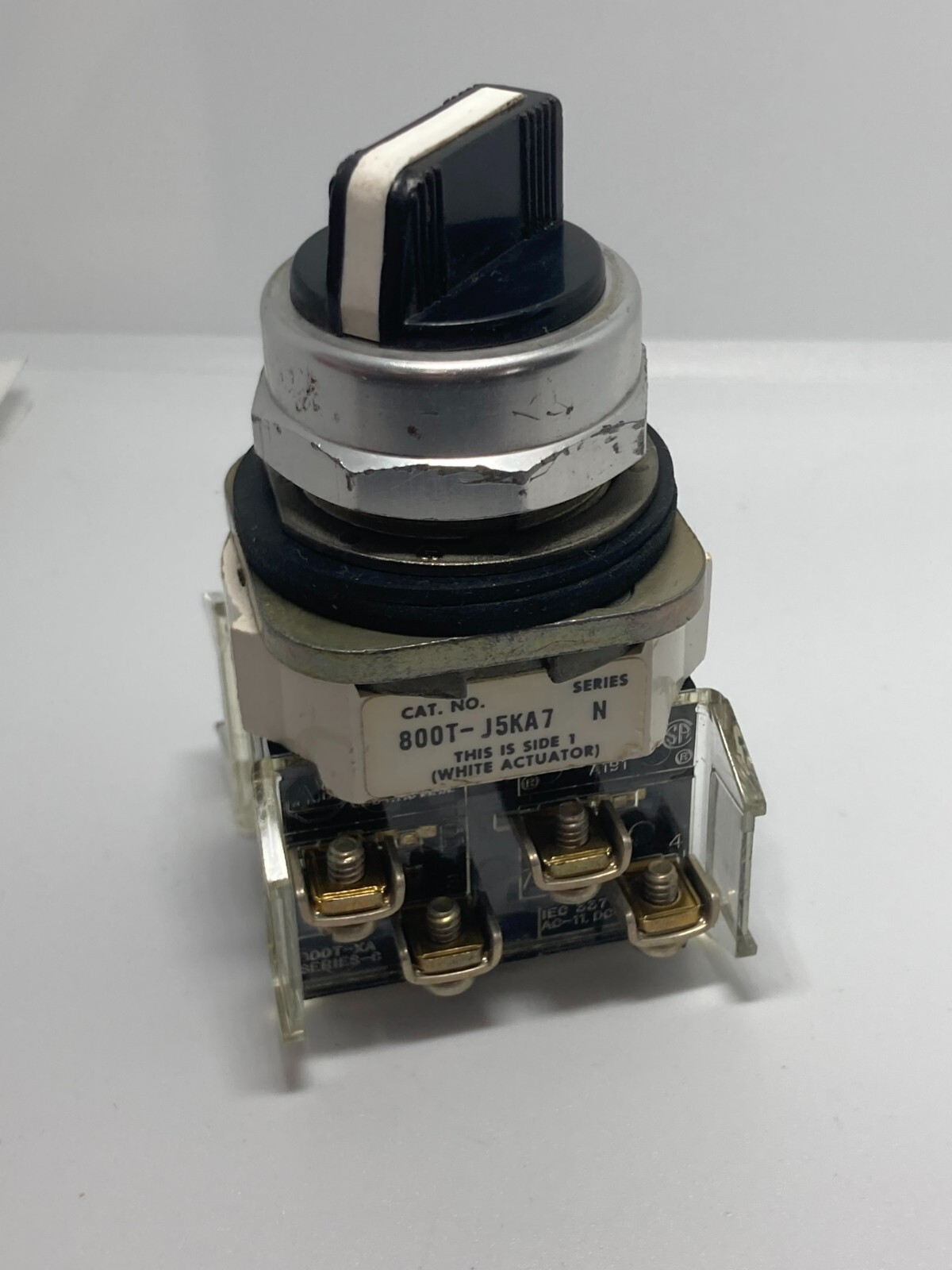 ALLEN BRADLEY 800T-J5KA7B SELECTOR SWITCH 3-POS SPRING RET FROM RIGHT SER N