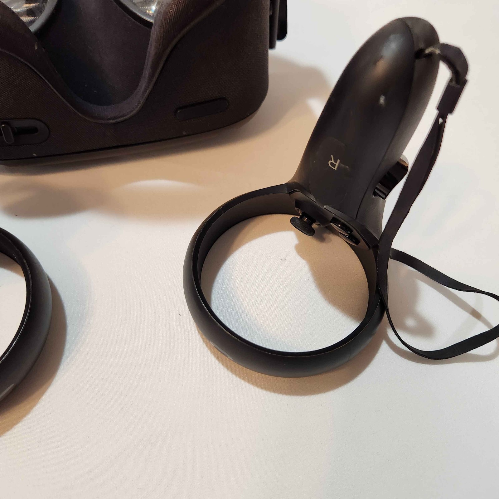 Oculus Quest 1 VR Headset Fully Functional with Controllers + Case