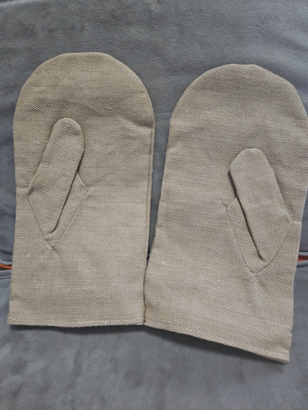 Pair of Swiss Military Heat Proof Canvas Gloves  XL (Resembles MG42/MG3 Mits)