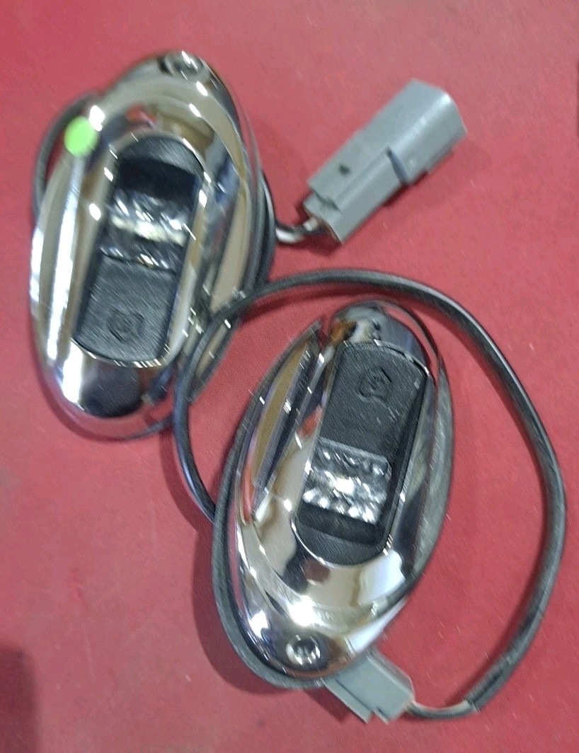 ATTWOOD MARINE OVAL NAVIGATION LED LIGHT-CHROME COVERING WITH PLASTIC HOUSING