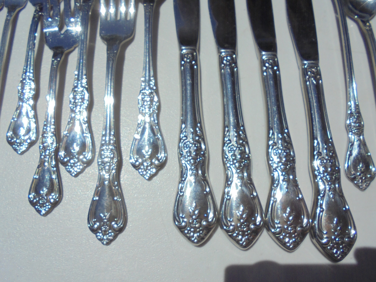 27 Pcs Oneida Distinction Deluxe Kennett Square Stainless Flatware
