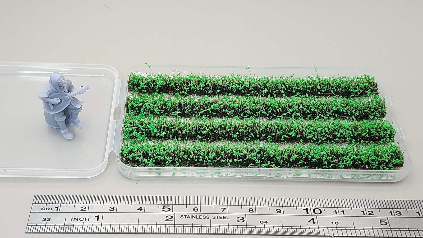 JHT - Green Weiyang Strip Flower Cluster - Self Adhesive Grass Tufts - 8mm heigh