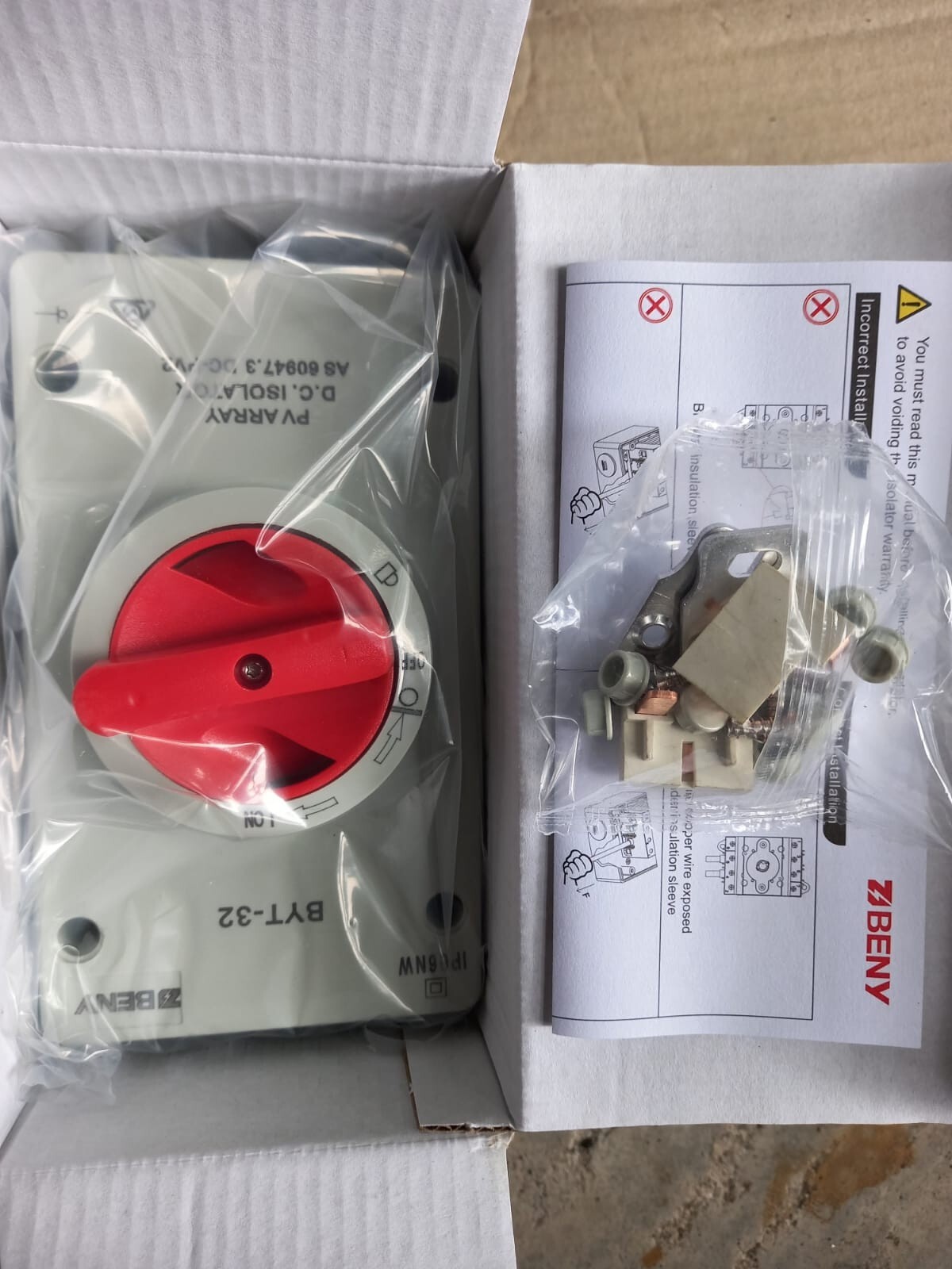 ZJBENY 4 POLE 32A 1200V BYT-32 DC ISOLATOR