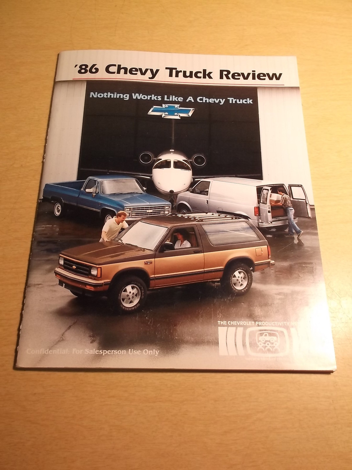 1986 Chevy Truck Review Guide Manual Dealership *FREE SHIPPING*