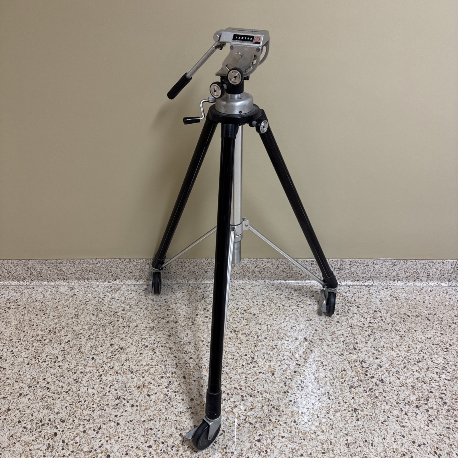 VINTAGE QuickSet Samson model 7201  Wheeled Tripod