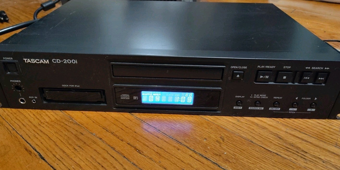 Tascam CD-200i CD Player w/ iPod Port  Rack Mount Please See Description