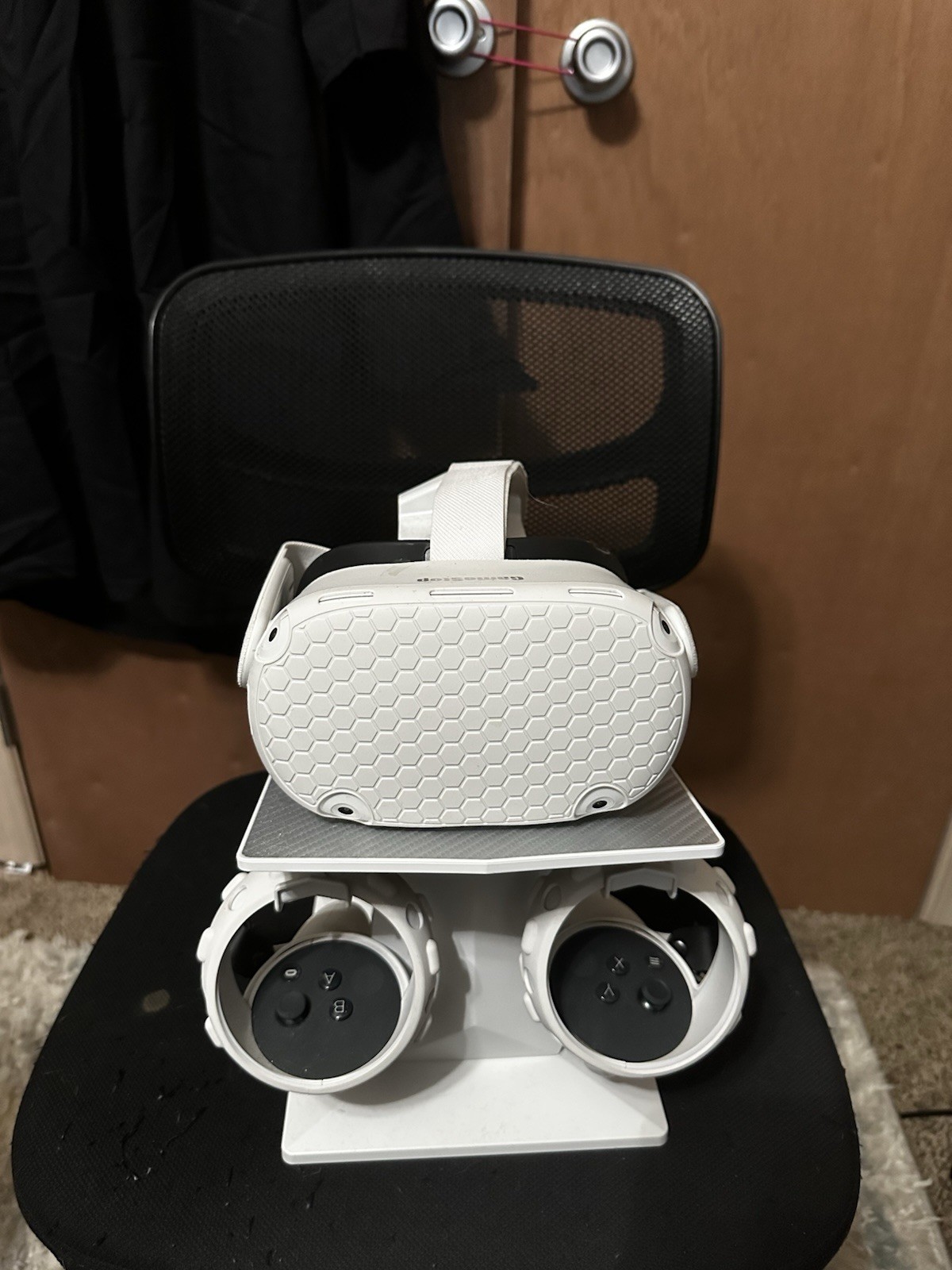 Meta Quest 2 VR, 2 Controllers, Stand, Rubber Grips, Works Well