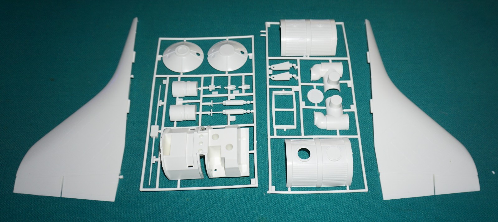 Space Shuttle Challenger Revell 1/72 4734 Under Wings Cargo Etc.