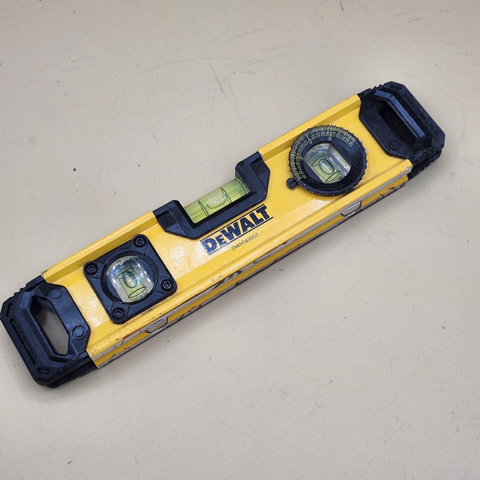 DEWALT DWHT43003 9" Magnetic Torpedo Level Black/Yellow