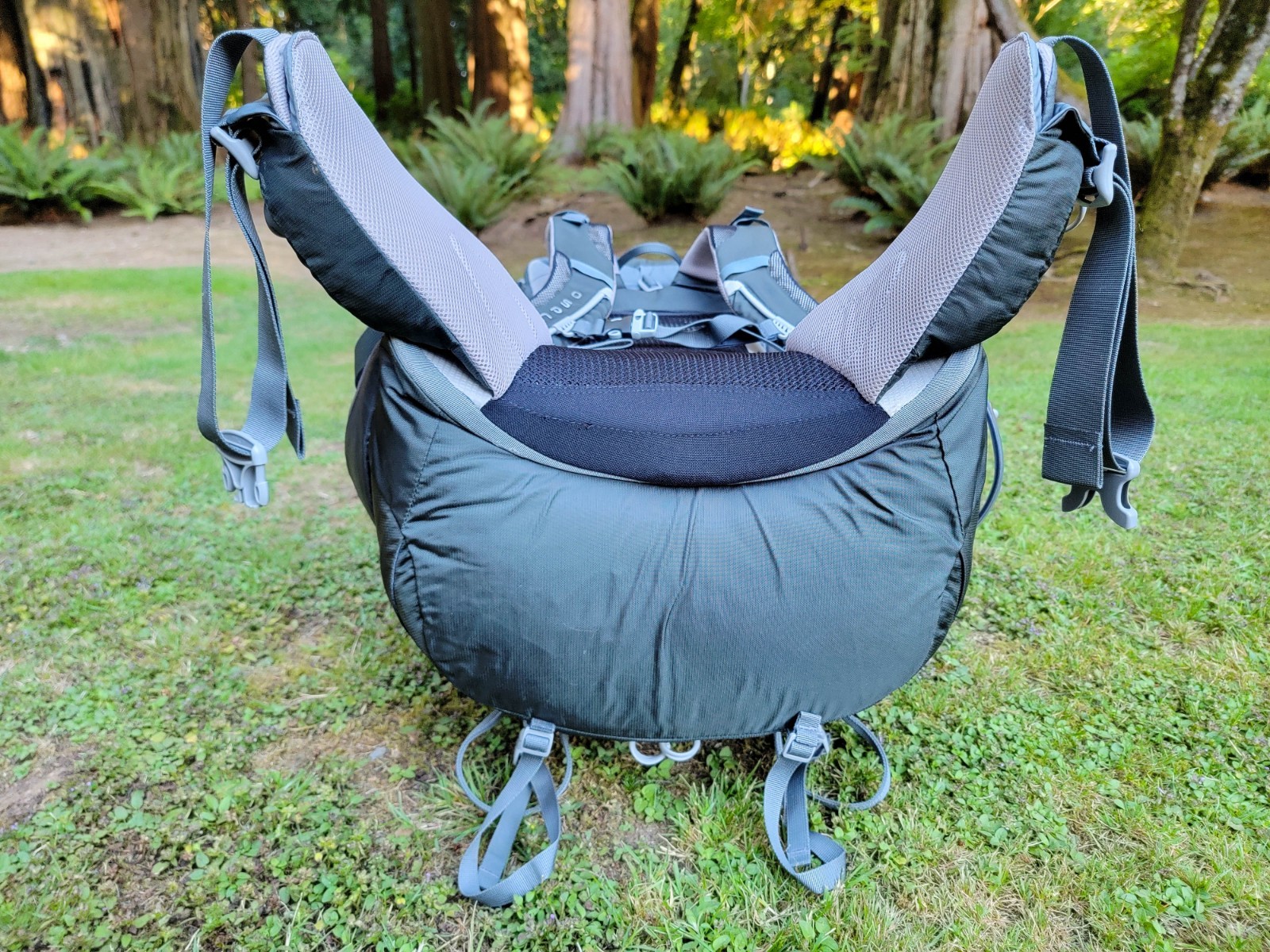 OSPREY Atmos 65 Internal Frame Green Gray Hiking 28" Backpack ~ Size Medium
