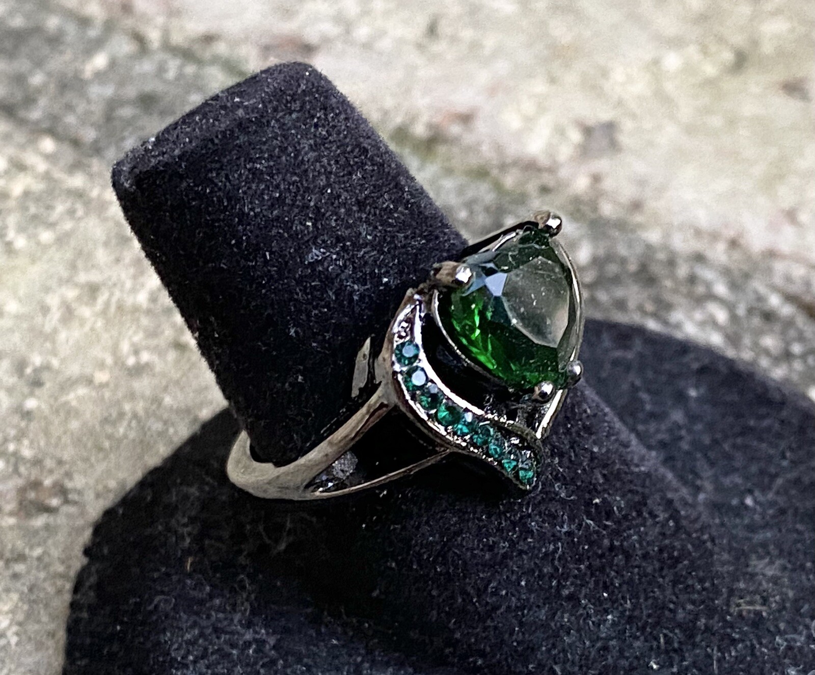 Womens Emerald May Birthstone Hearrt Shaped Ring/Size 6.5
