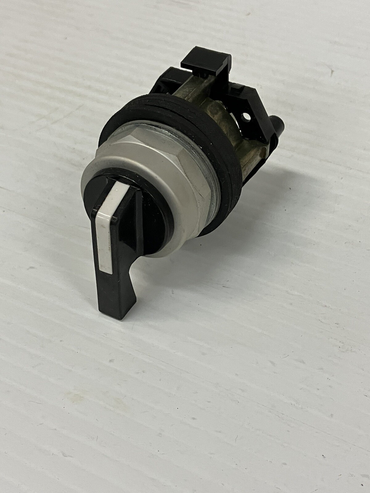 EATON HT8JPH3A Selector Switch Operator 2 Position Spring Return Black Lever