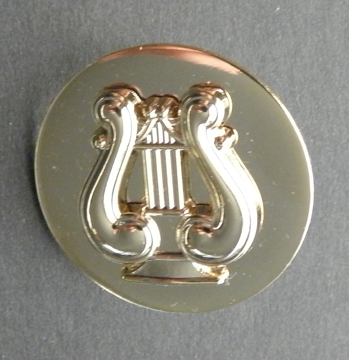 US ARMY MUSICIAN GOLD COLORED LAPEL HAT PIN BADGE 1 INCH
