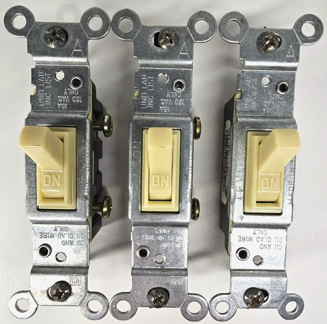 NEW 3 LOT Leviton Single-Pole 15A  Ivory AC Light Toggle Switch NoGround 1451ICP