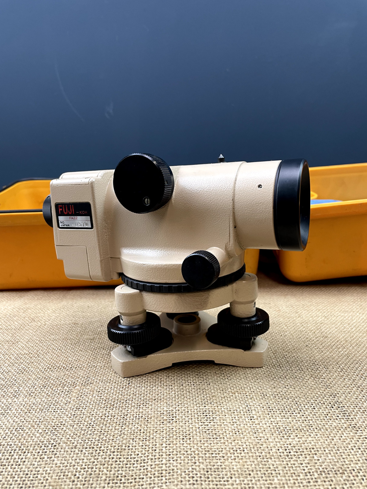 ENGINEERING SURVEYOR TRIPOD AND PROFESSIONAL FUJI - KOH FA22 LEVEL