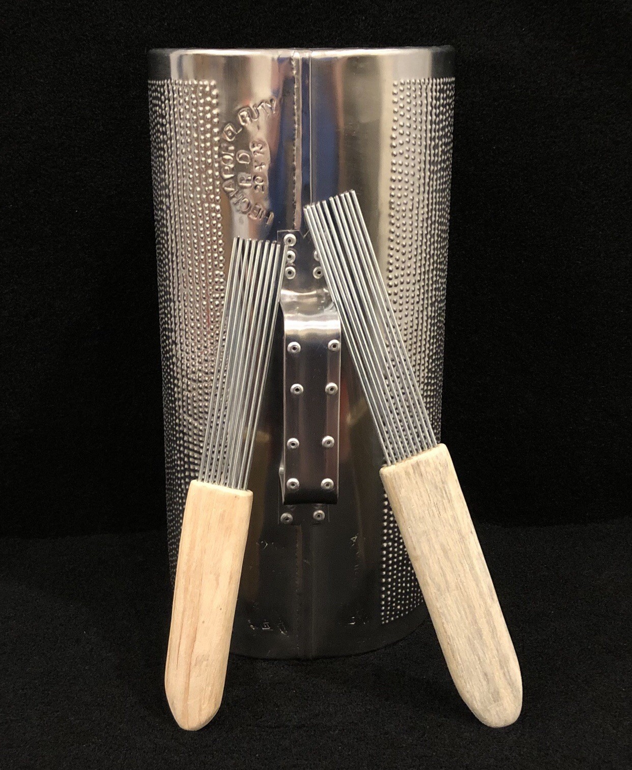 GUIRA PROFESIONAL DOMINICANA 20”X 13 CON 2 GANCHOS INCLUIDO