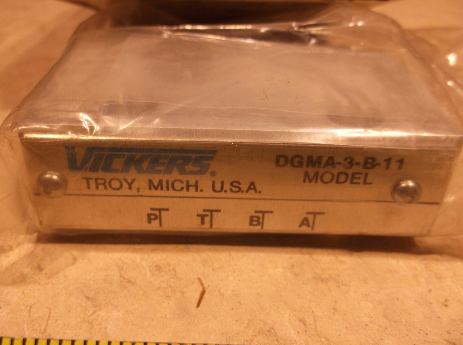 VICKERS DGMA-3-B-11 HYDRAULIC VALVE BLOCK, C0171