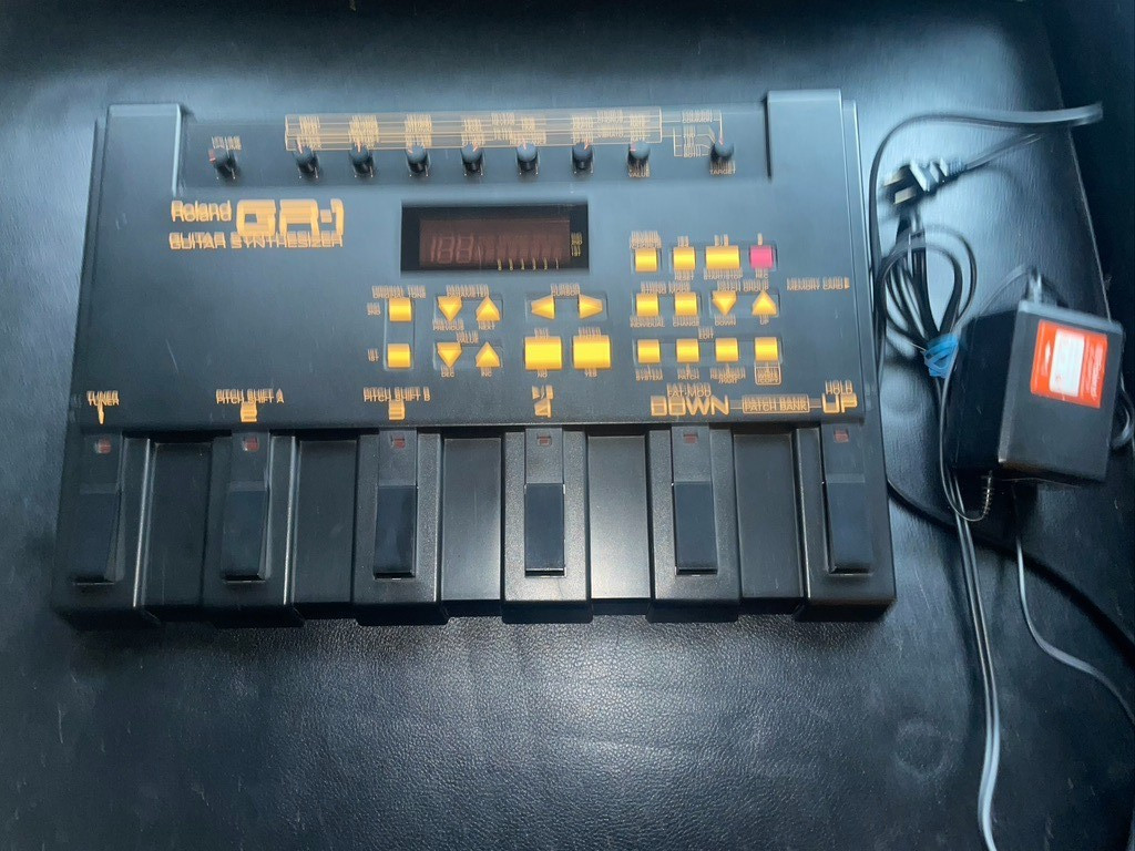 ROLAND GR-1 GUITAR SYNTHESIZER Working with Roland Power Supply