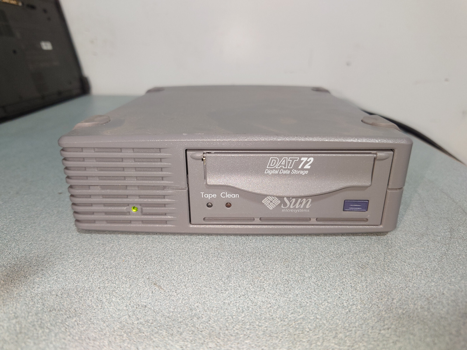 Sun Microsystems DAT72 4mm External SCSI Tape Drive 380-1323-02, Powers on