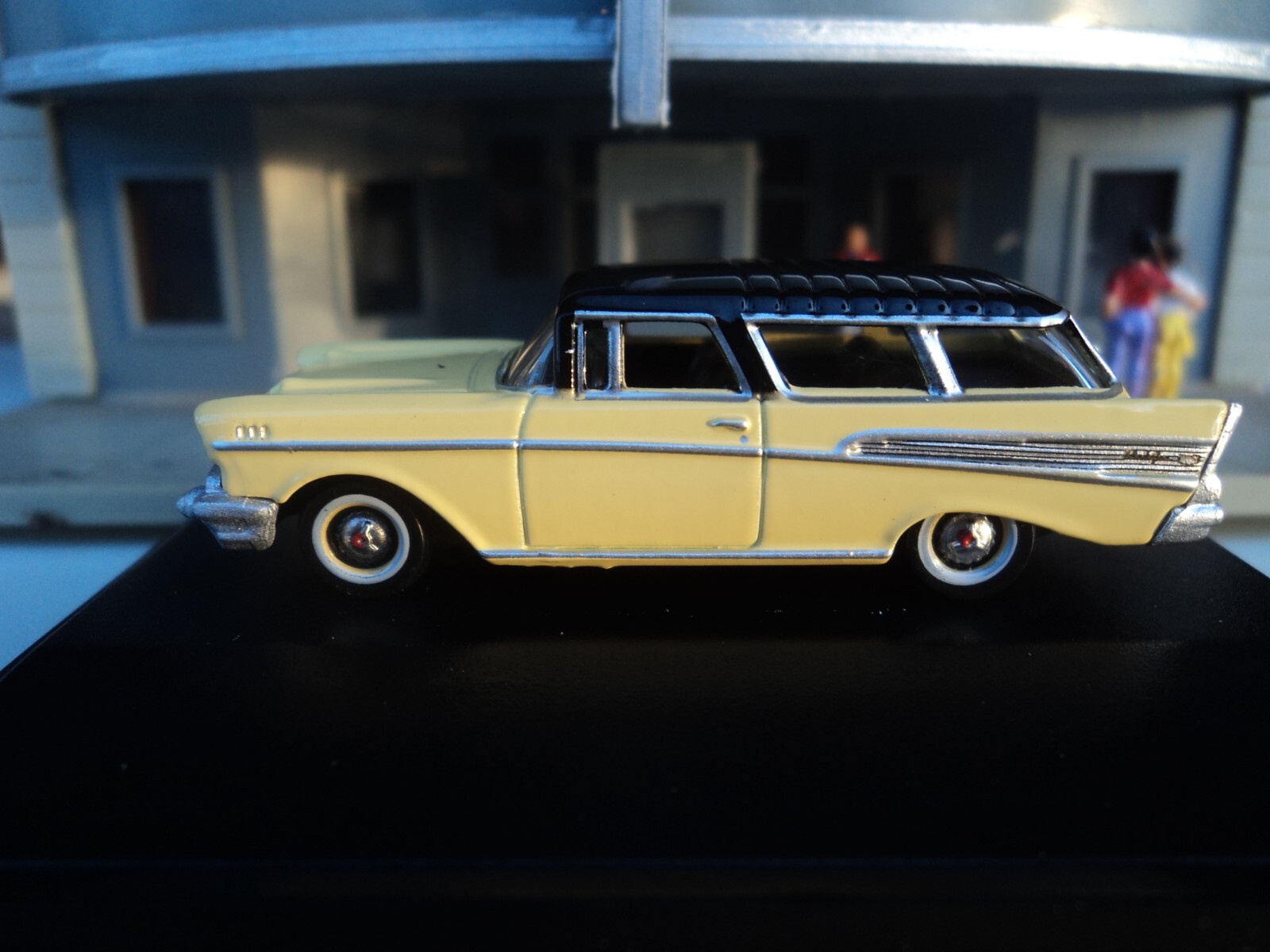 Oxford  1957  CHEVROLET  NOMAD  Yellow and Black   HO  diecast car GM