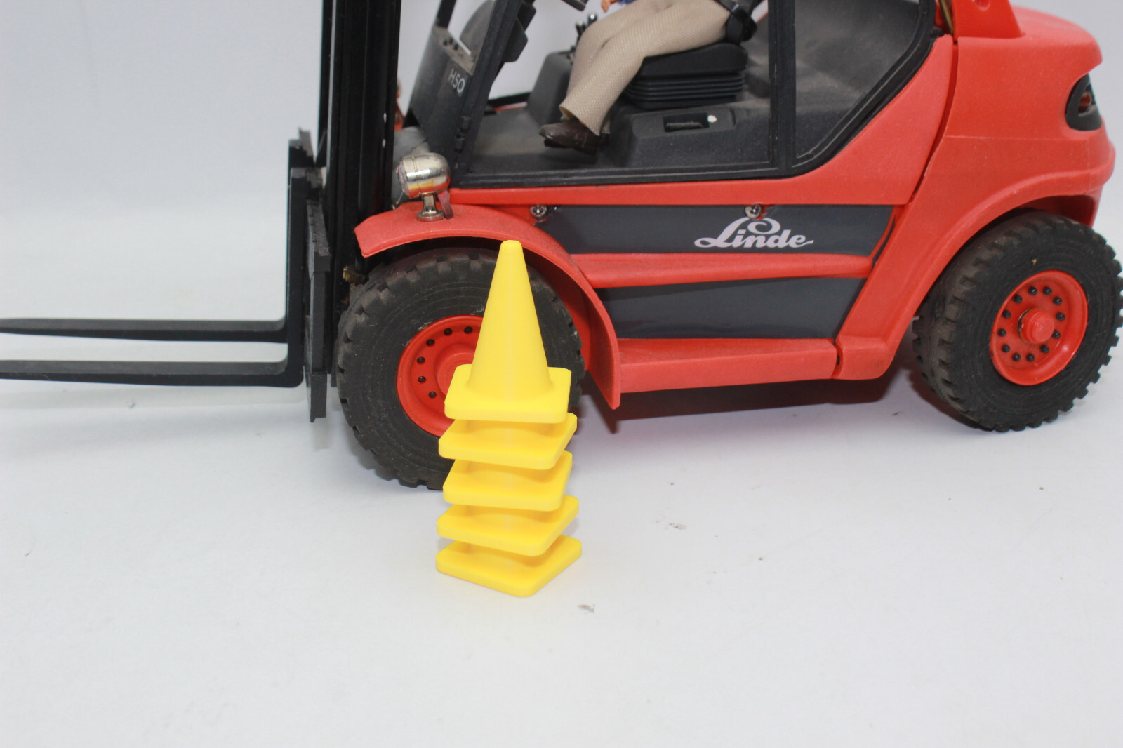 5 X Traffic Cones Yellow 1:14 1:15 1:16 Cones Barriers Load Stackable