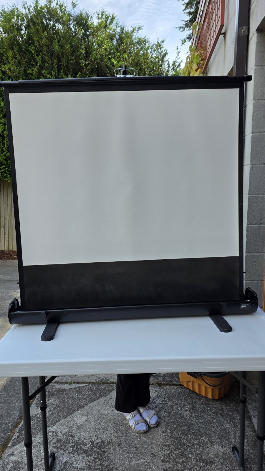 Draper Traveller Portable 46" HDTV Projection Screen w/ Case