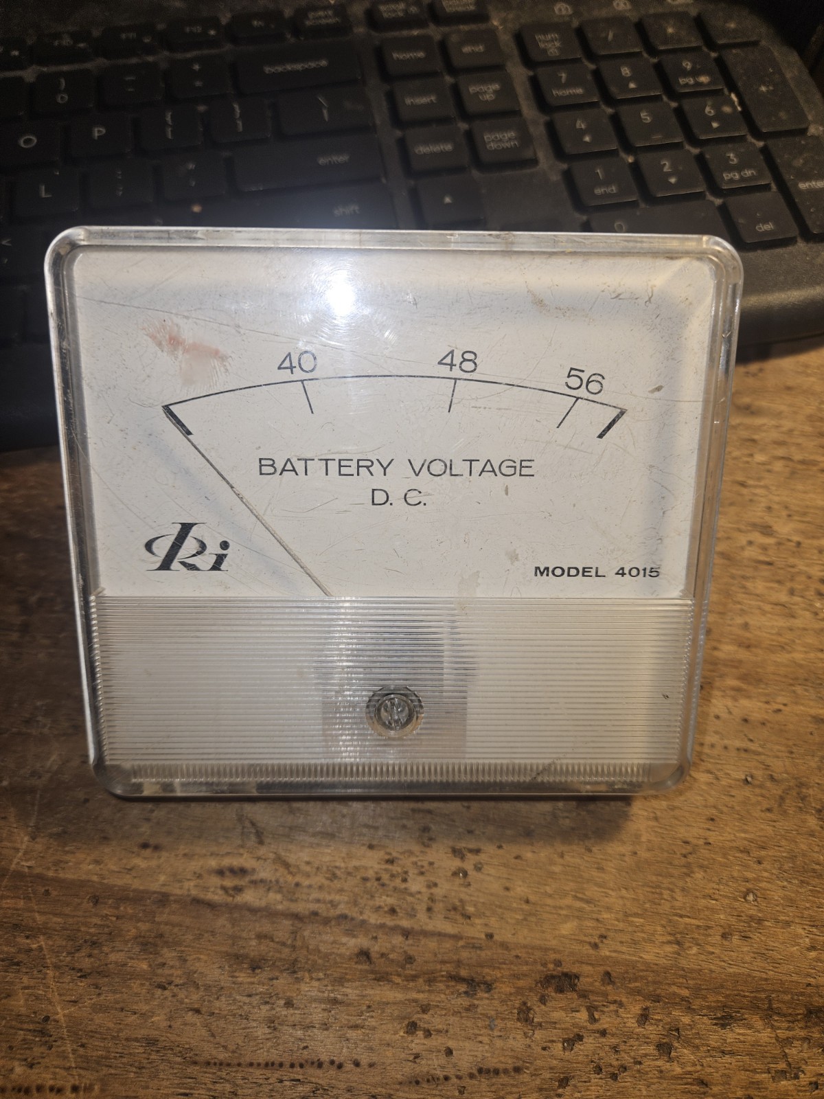 RARE VINTAGE D.C. BATTERY VOLTAGE PANEL METER. 0-60, MODEL 4015.
