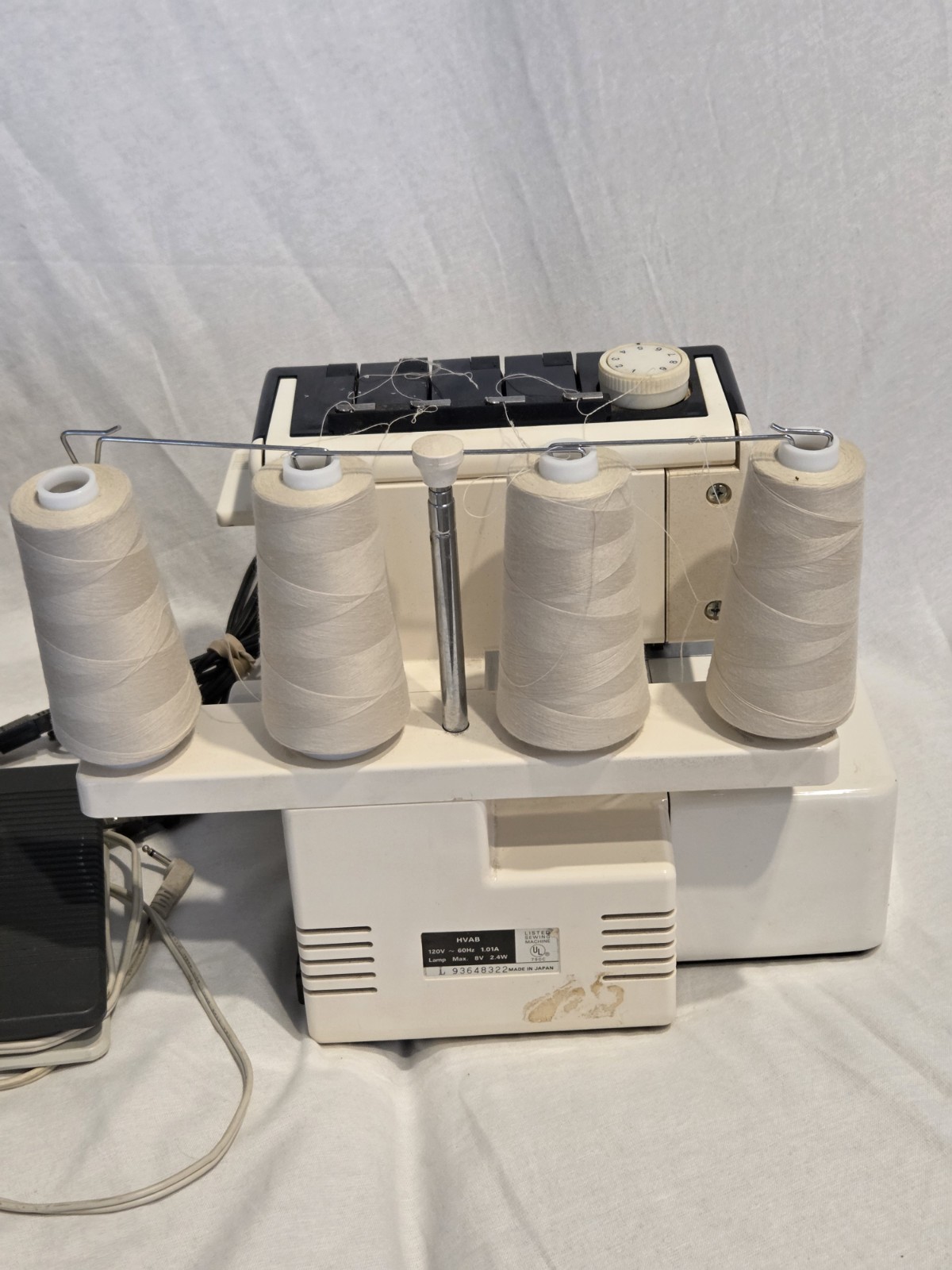 Huskylock 560 ED Electronic Serger Overlock Machine w/ Foot Pedal & Case