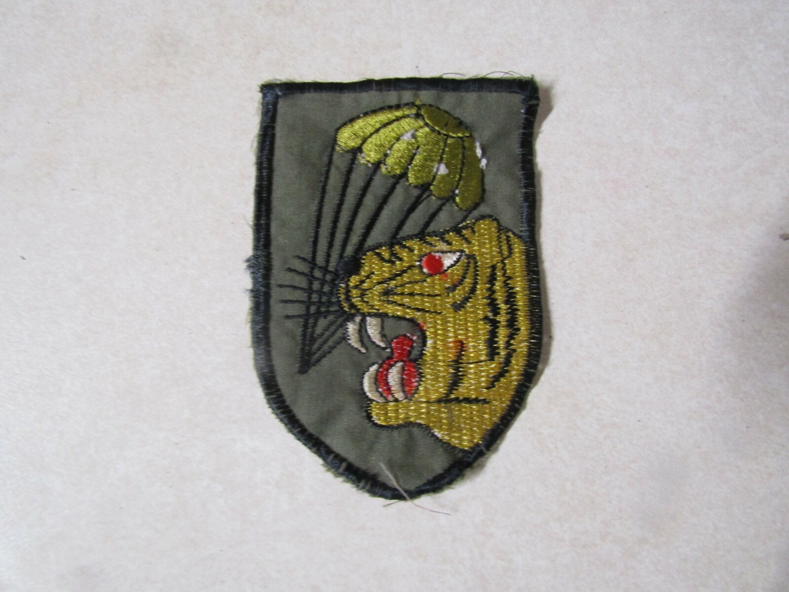MILITARY PATCH OLD VIETNAM ERA COUGAR AND PARACHUTE