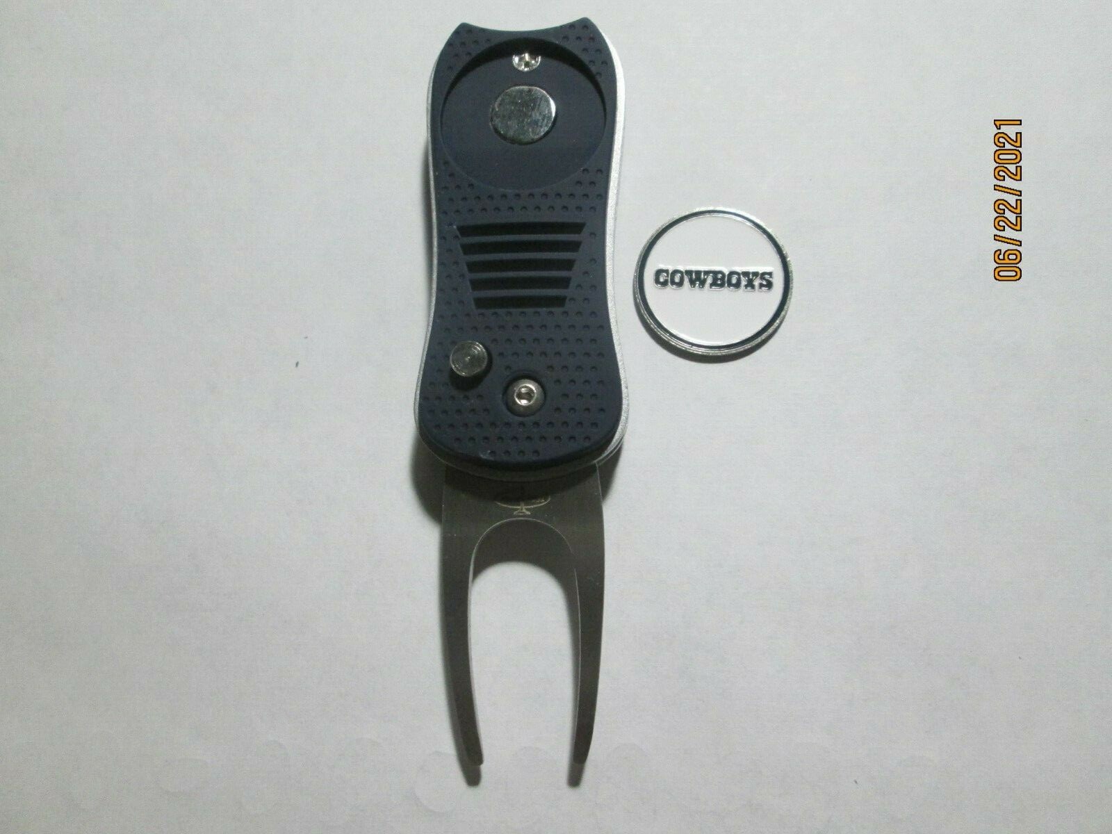 Dallas Cowboys 2 Sided Golf Ball Marker w/ Switchfix Switchblade Divot Tool