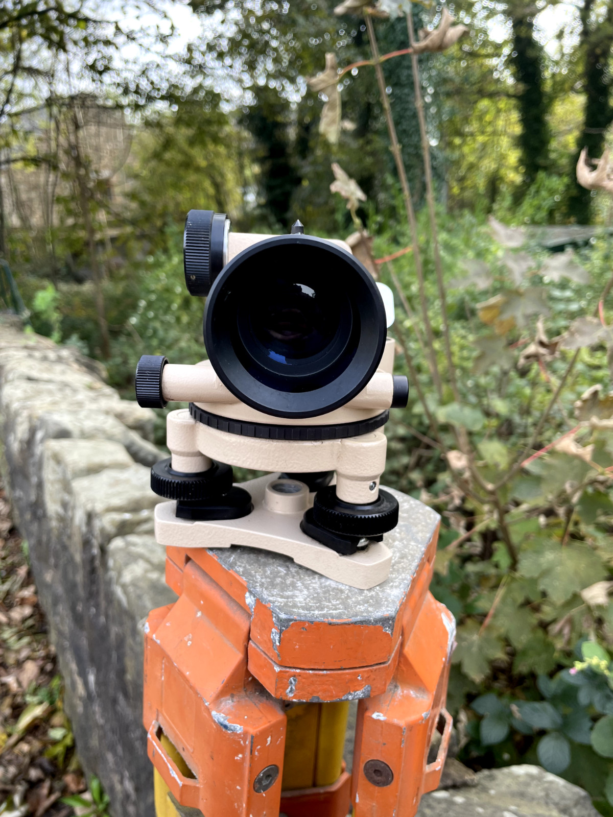 ENGINEERING SURVEYOR TRIPOD AND PROFESSIONAL FUJI - KOH FA22 LEVEL