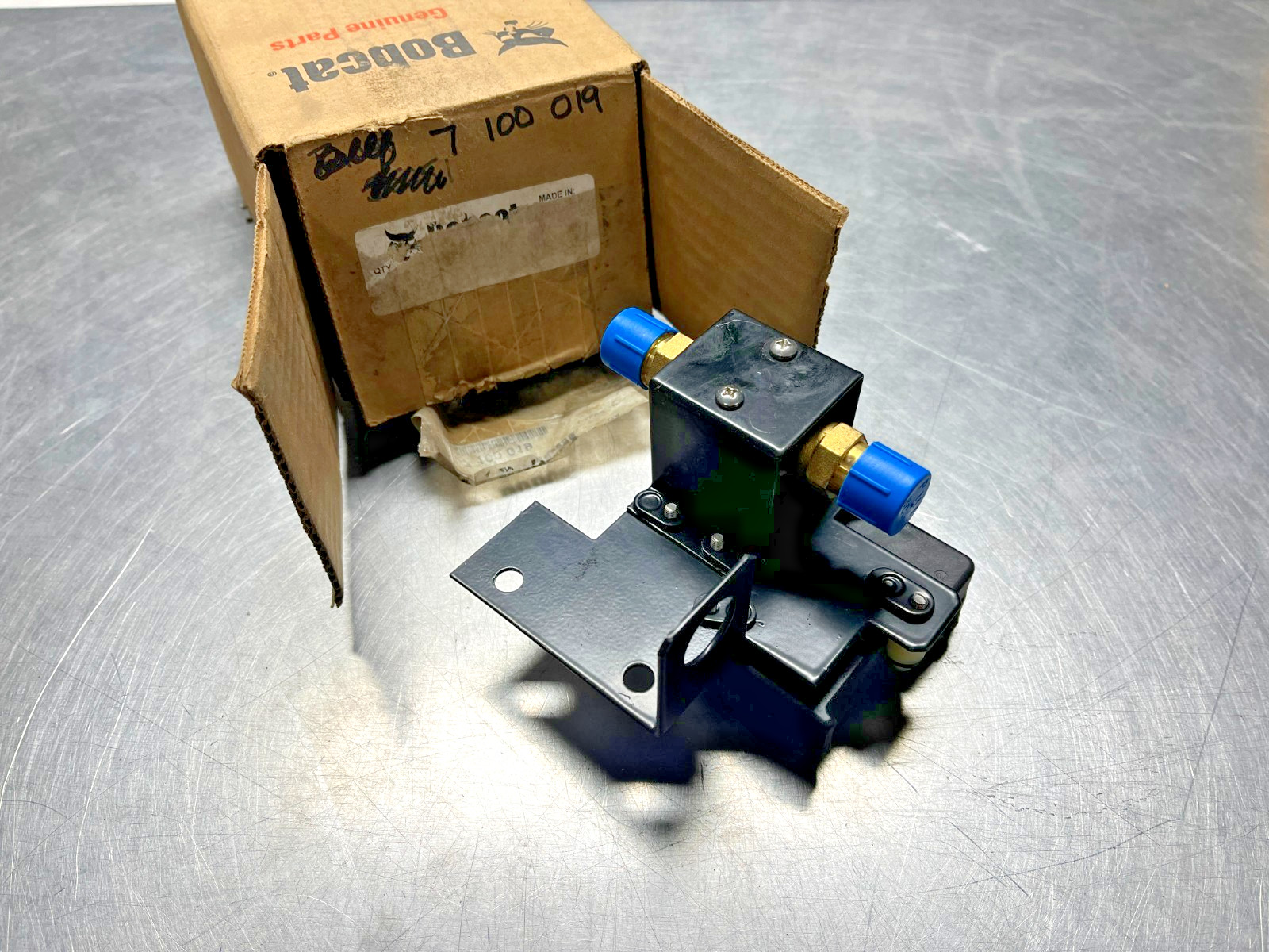7100019  Genuine  OEM  Bobcat  Two Way Heater VALVE   Ingersoll Rand