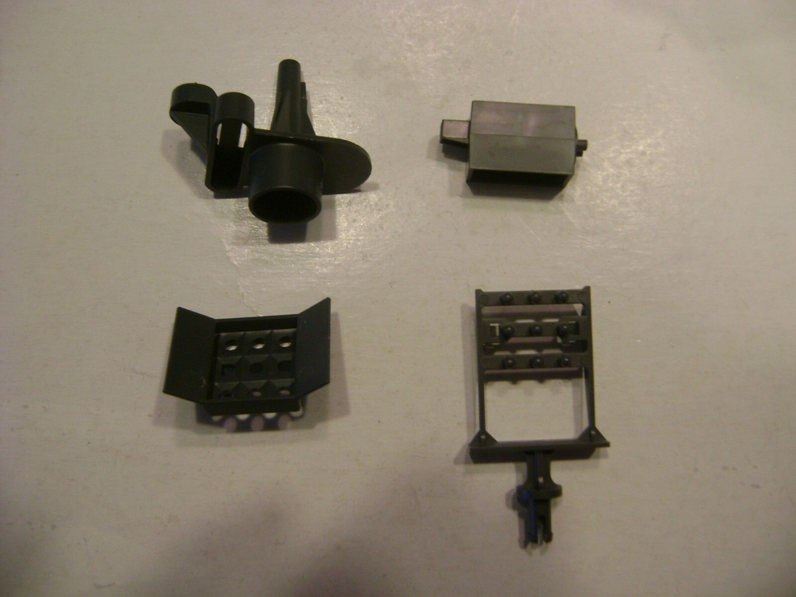 Lionel 6670 Molded Gray TV Car part set, (4 pieces)