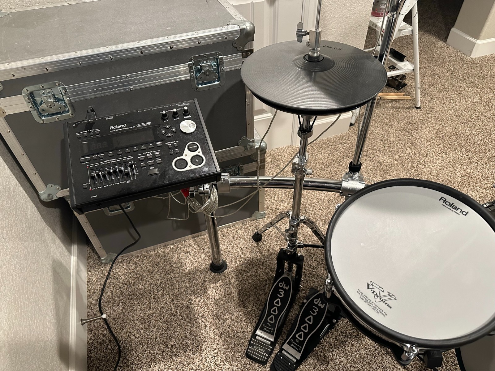 *** HUGE ROLAND TD 30 KV DRUM SET + ROAD CASES