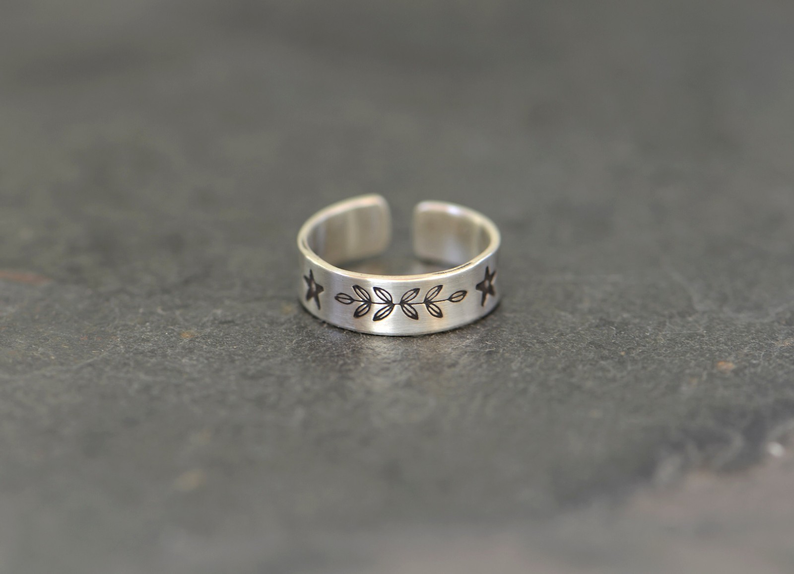 Sterling silver toe ring - midi ring or pinky ring with leaves