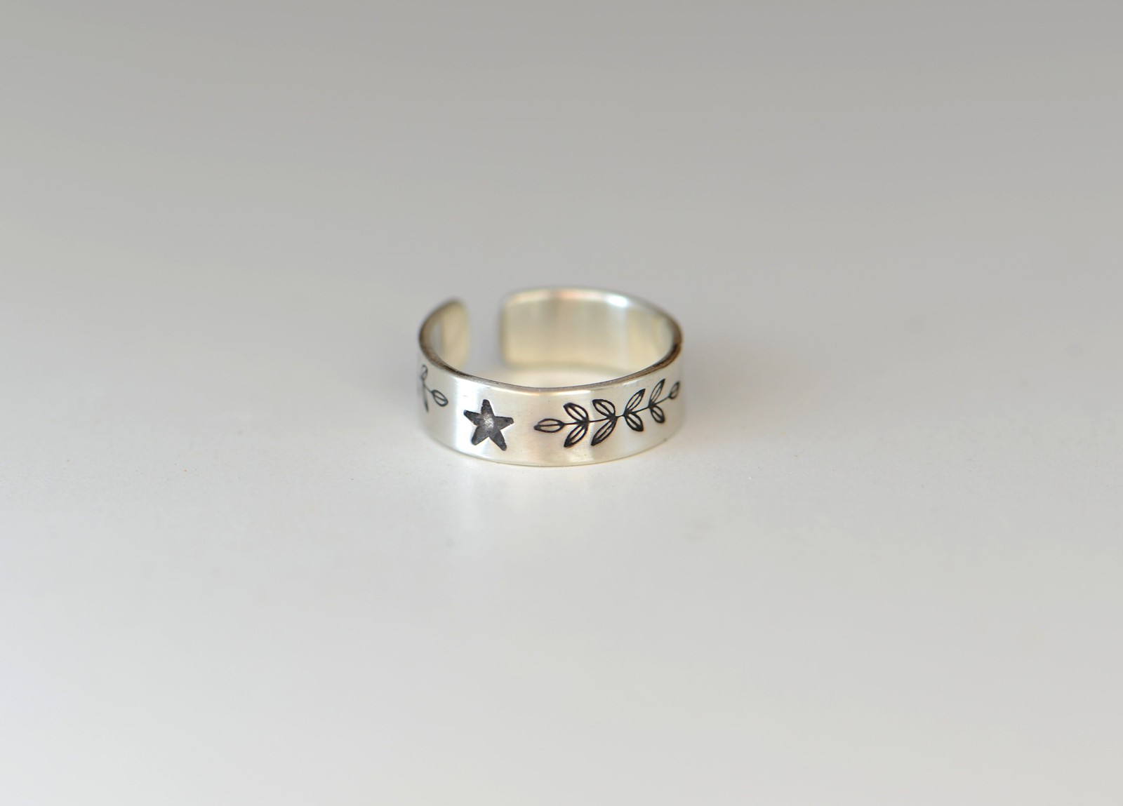 Sterling silver toe ring - midi ring or pinky ring with leaves