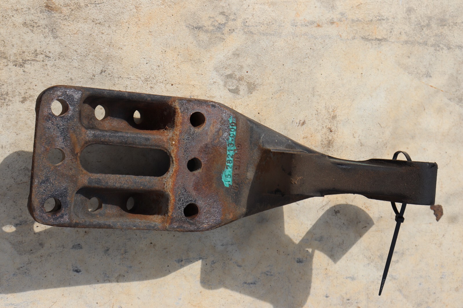 17-24 FREIGHTLINER CASCADIA 126 CROSSMEMBER BRACKET UNDERSLUNG 15-28213-000 OEM