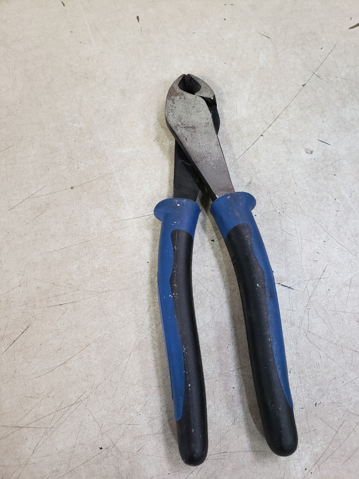 KLEIN TOOLS J2000-28 Diagonal Cutting Plier, 8-1/8" L   USED